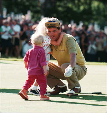 Jesper Parnevik med sina döttrar